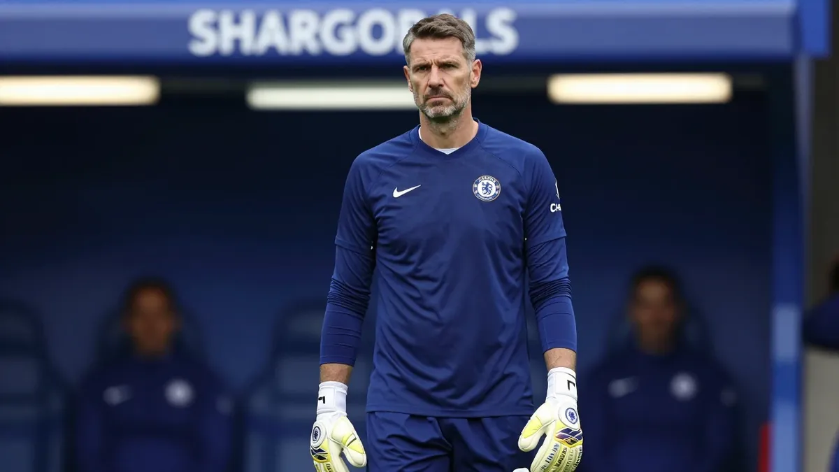 Chelsea FC Should Sign Emiliano Martinez, Says Paul Scholes