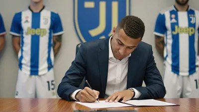 Chelsea FC midfielder Julia Bartel near Juventus transfer