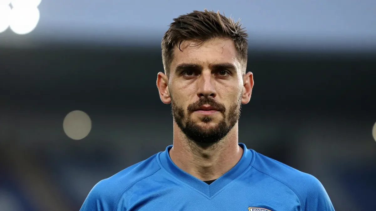 Chelsea FC's £7.5m signing of Emiliano Martinez is hailed as the 'signing of the century' by Manchester United icon Nicky...