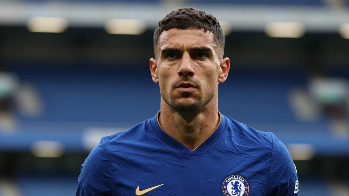 Enzo Fernández's Future at Risk as Chelsea FC Faces Manchester City's Move